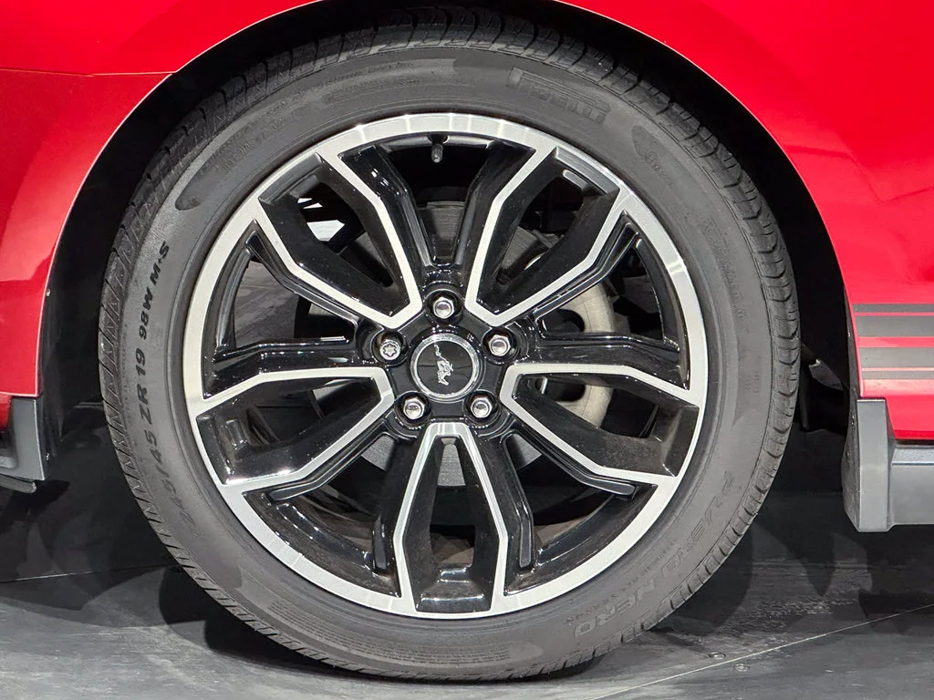 Used 2010 Red Ford V6 image 14
