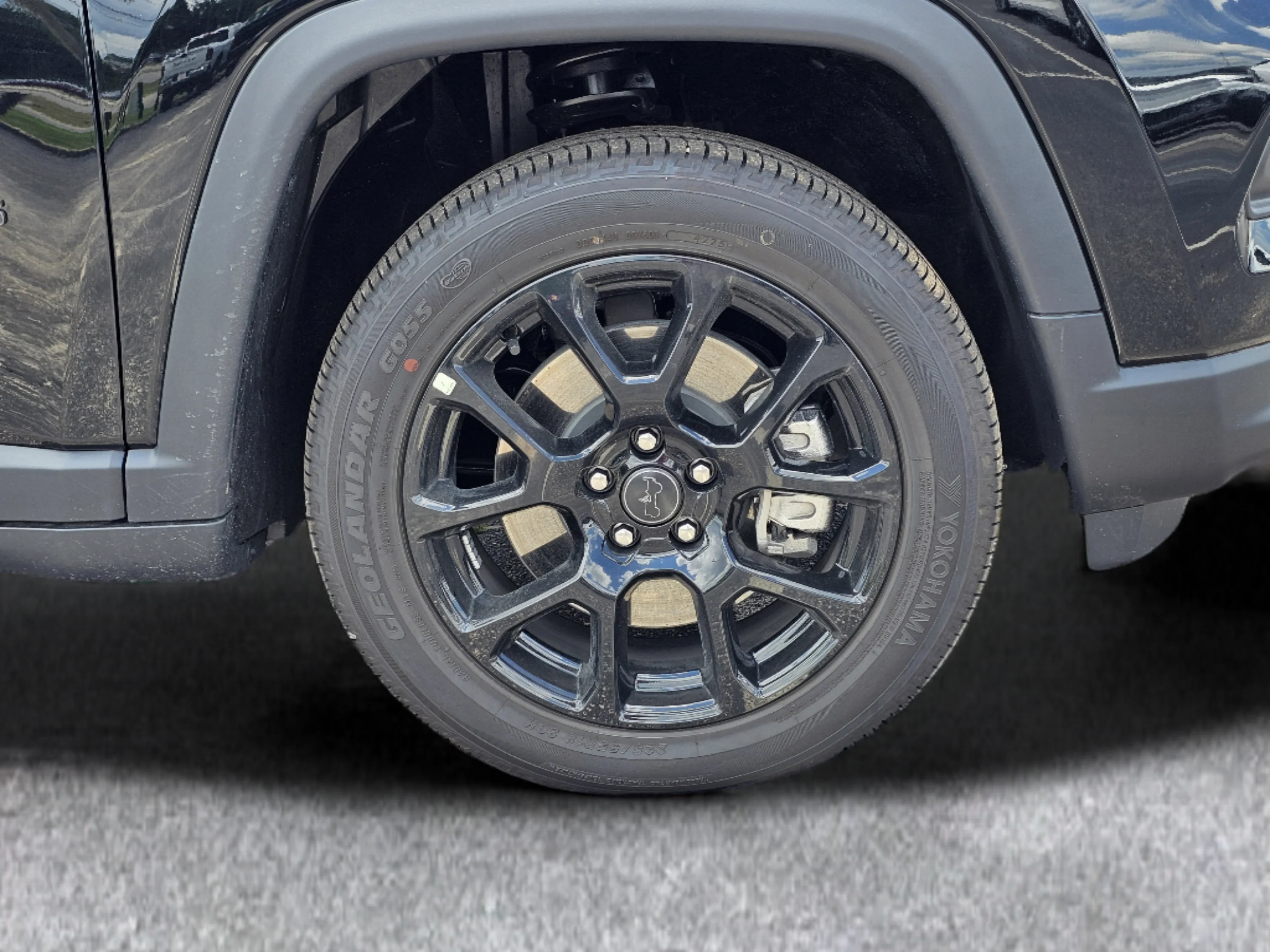 New 2026 Diamond Black Crystal Pearlcoat Jeep Latitude Altitude image 6