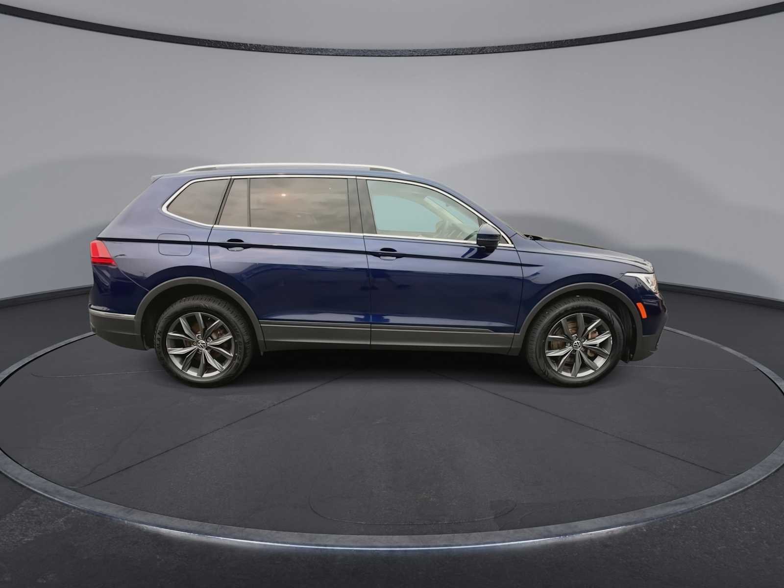 Used 2022 Atlantic Blue Metallic Volkswagen SE image 9