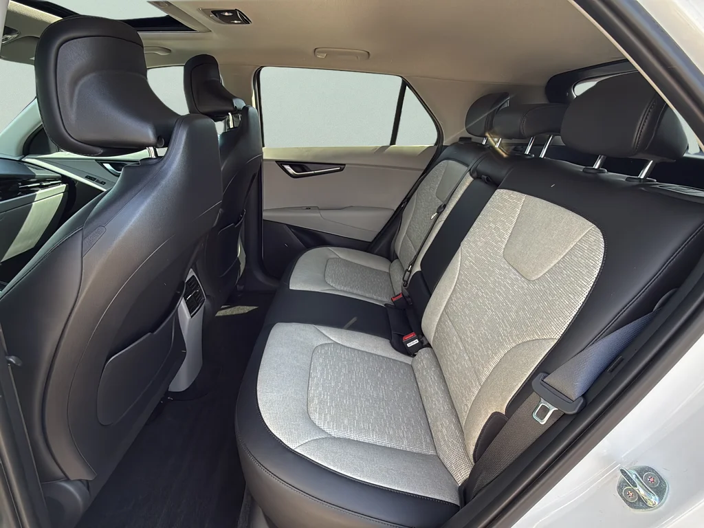 Used 2023 Snow White Pearl Kia Wave image 16