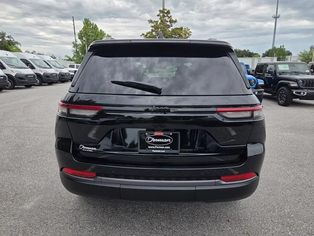 New 2026 Diamond Black Crystal Pearl-Coat Exterior Paint Jeep Laredo Altitude image 10
