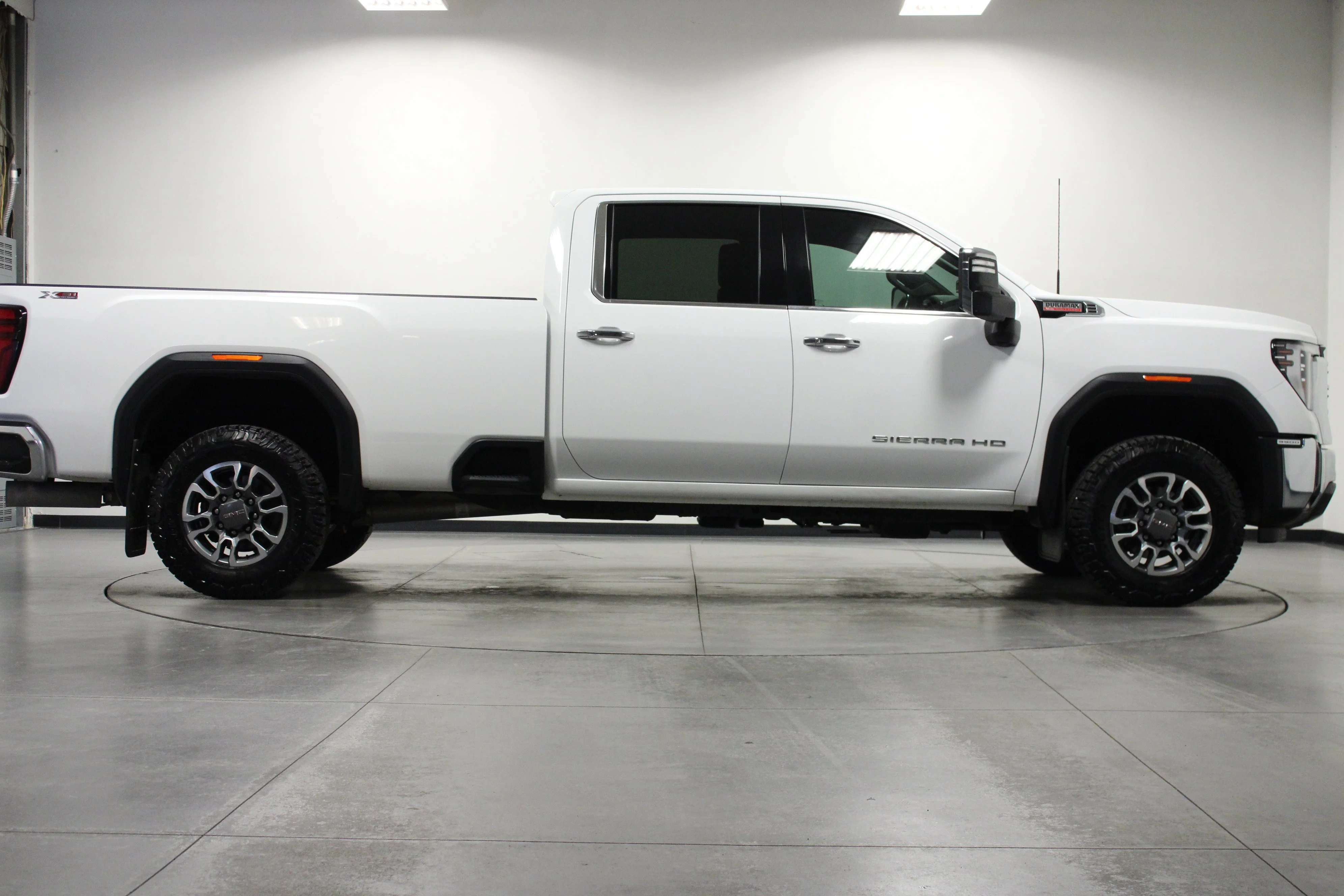 Used 2024 Summit White GMC SLT image 3