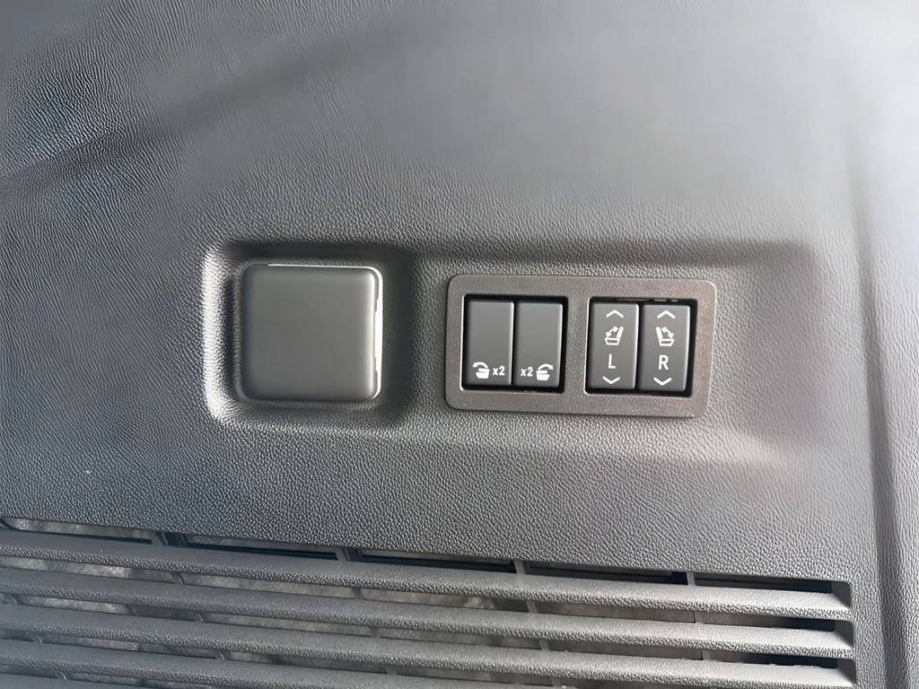 Used 2024 Onyx Black GMC Denali image 33