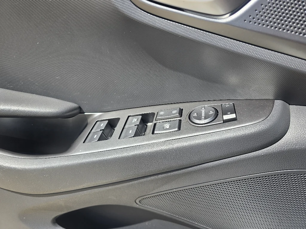 Used 2021 Ceramic White Hyundai SE image 19