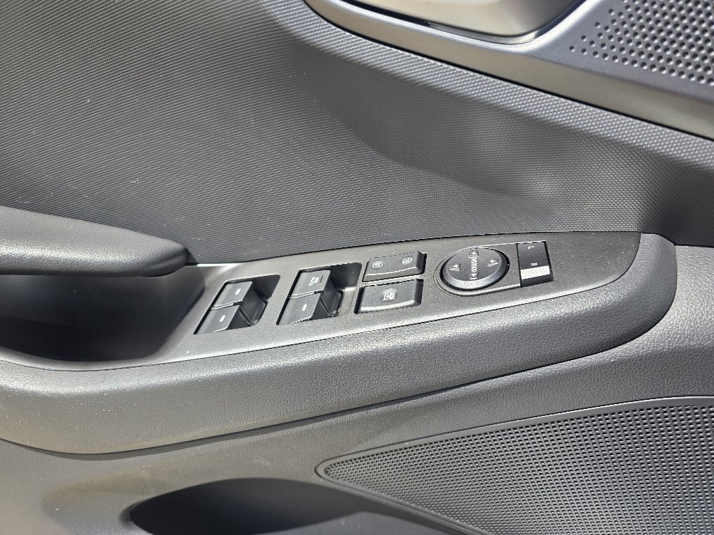 Used 2021 Ceramic White Hyundai SE image 19