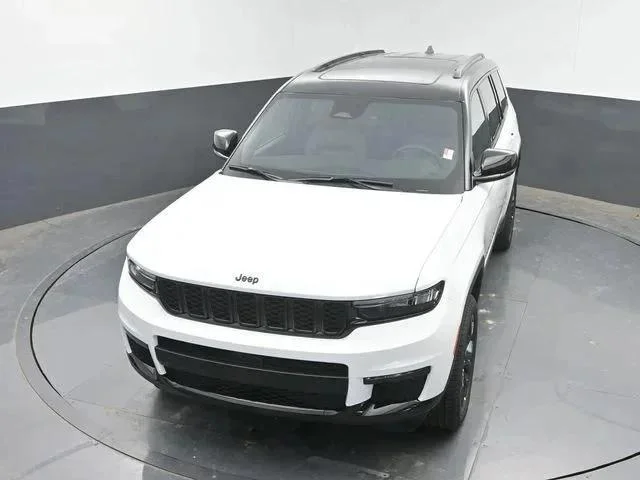 New 2025 Bright White Clear-Coat Exterior Paint Jeep Limited image 37
