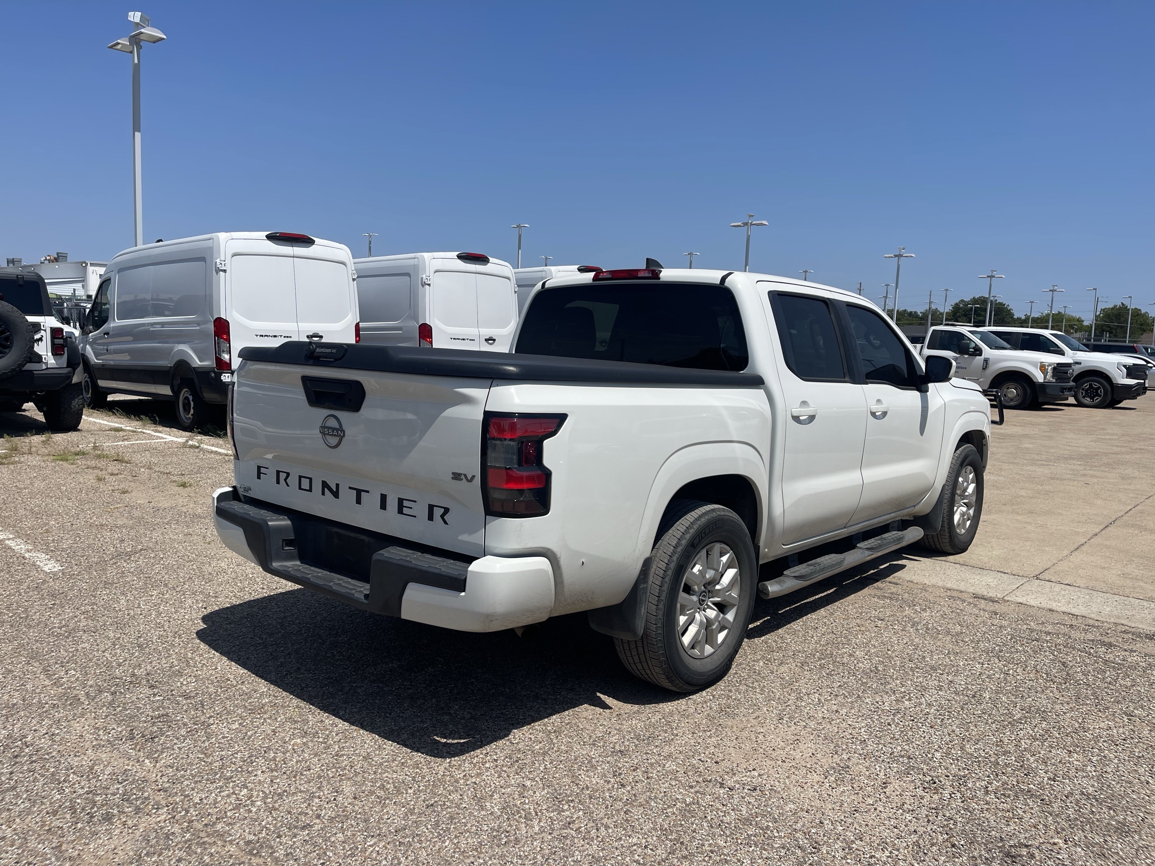 Used 2022 Glacier White Nissan SV image 3