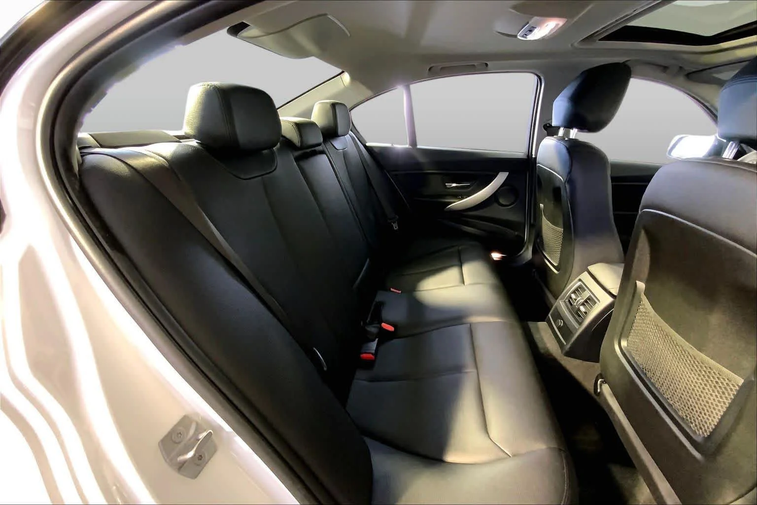 Used 2018 Alpine White BMW 320i xDrive image 20