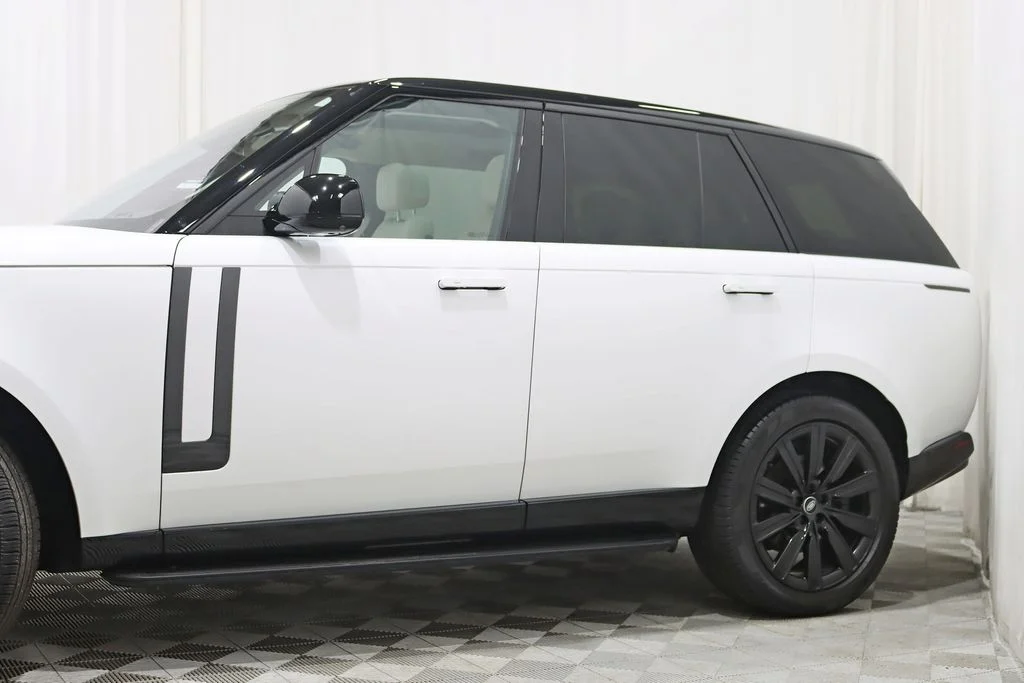 Used 2023 White Land Rover SE image 3