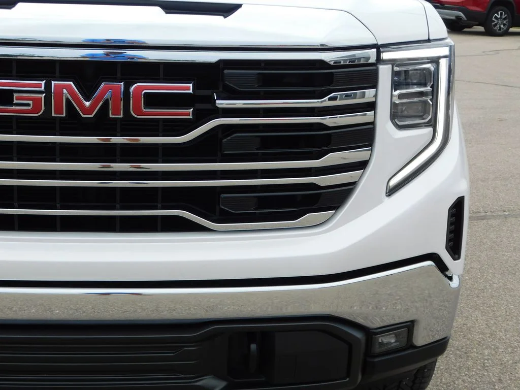 Used 2023 White GMC SLT image 14
