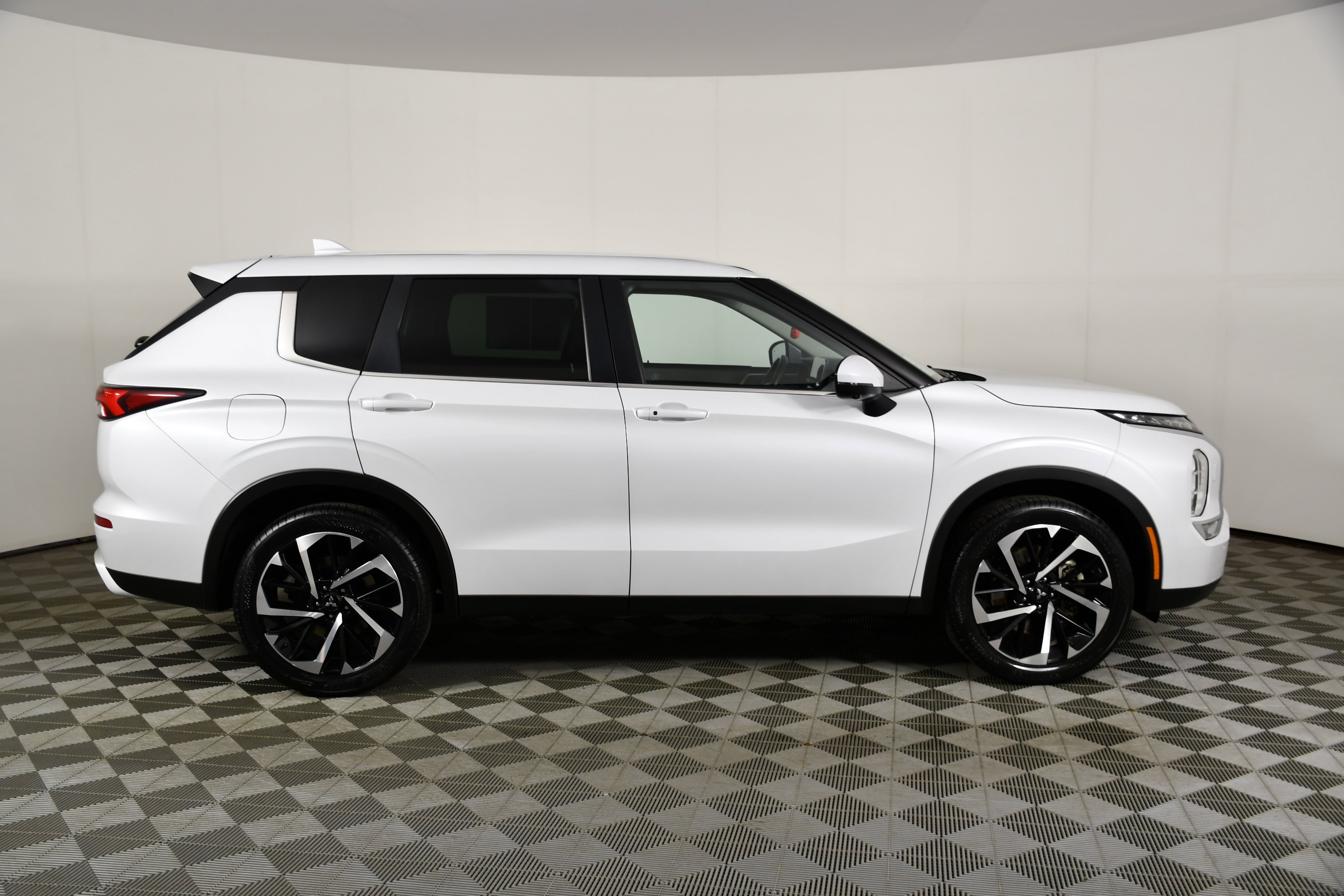 Certified Used 2022 White Diamond Mitsubishi SE image 5