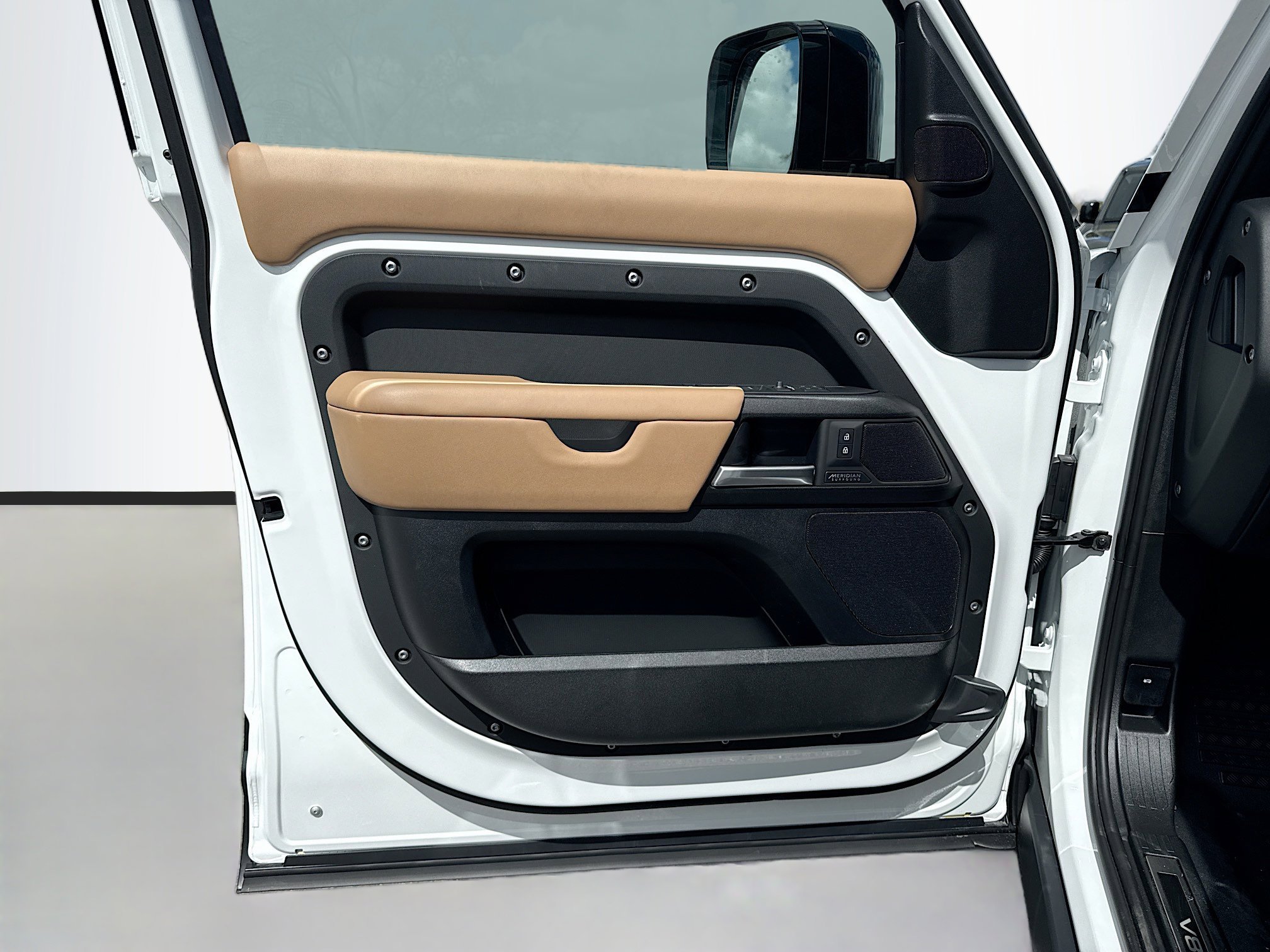 New 2026 Fuji White Land Rover V8 image 23