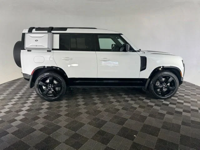 Used 2022 White Land Rover X-Dynamic HSE image 4