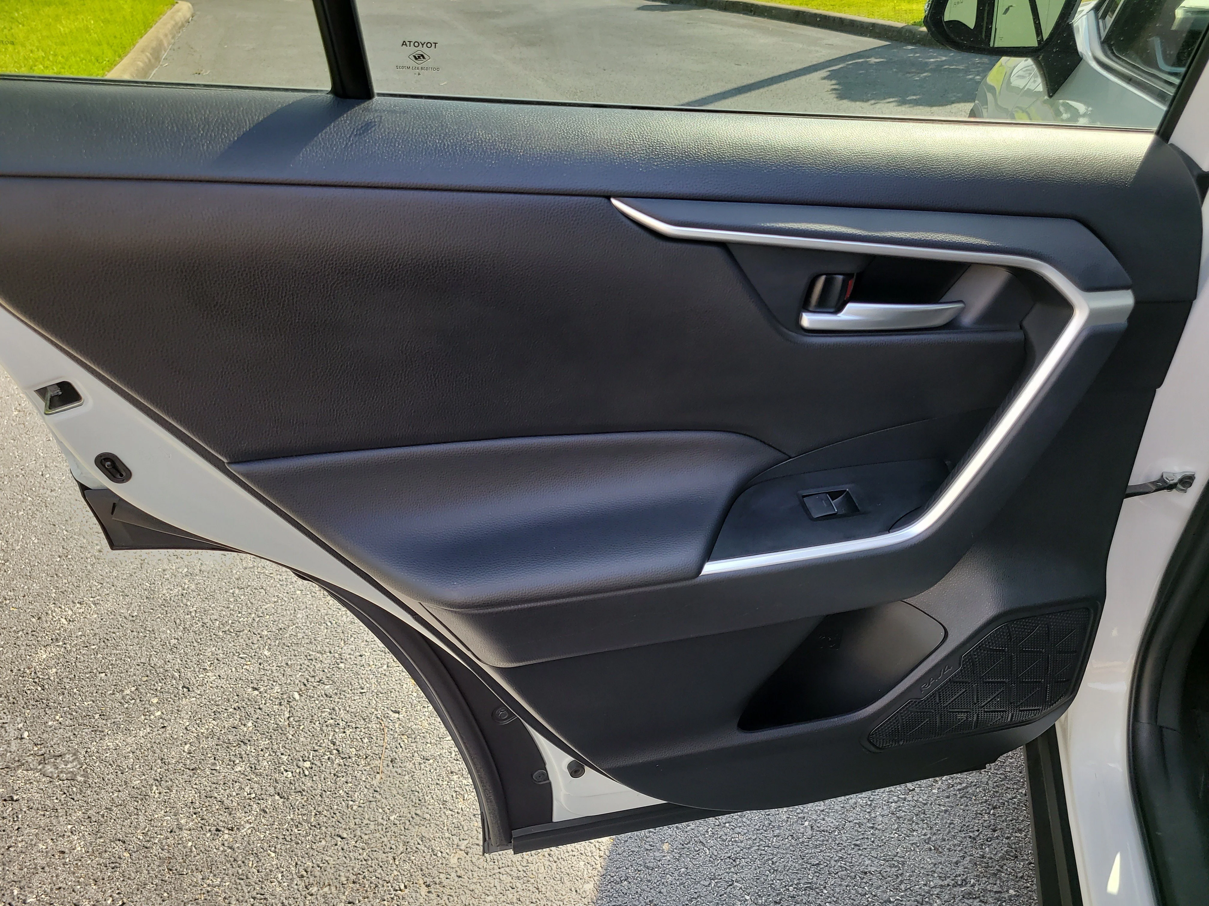 Certified Used 2025 Ice Toyota Hybrid XLE image 12