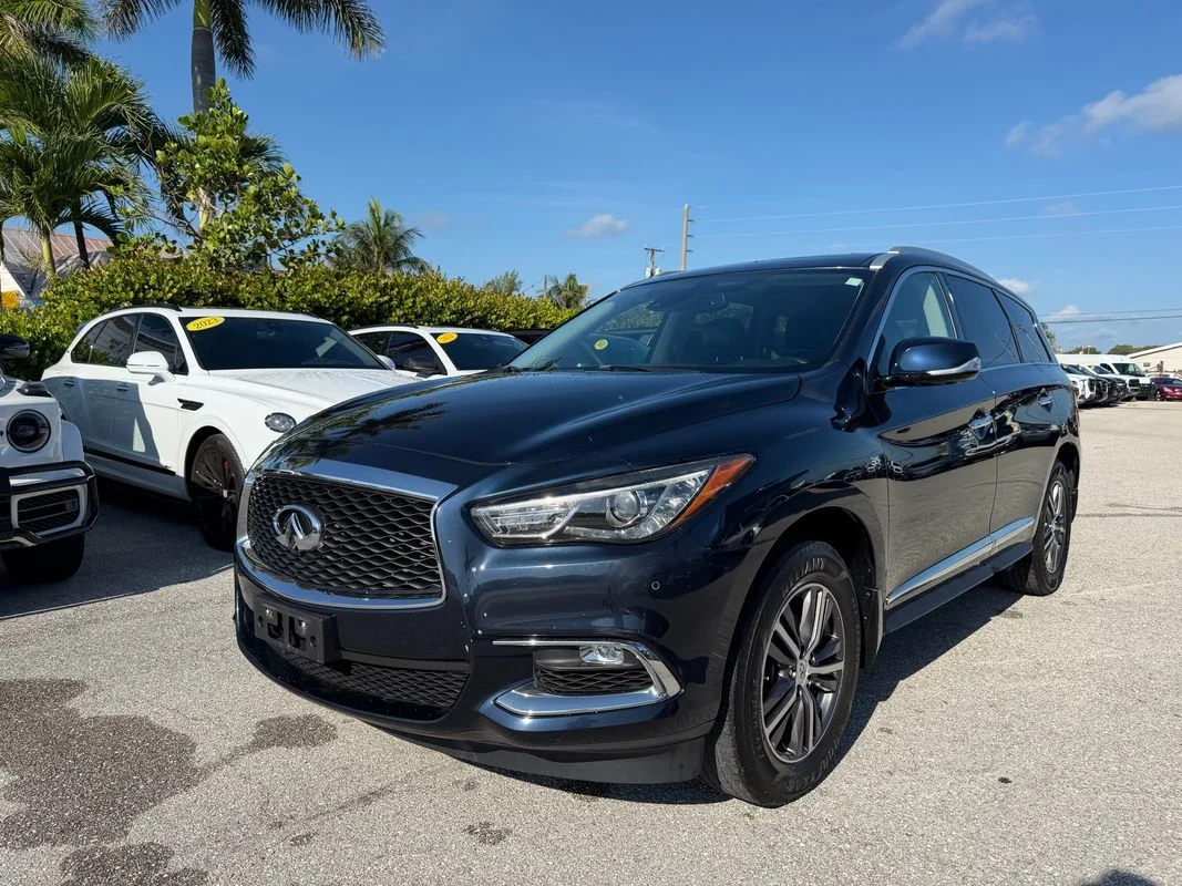Used 2019  INFINITI LUXE image 1