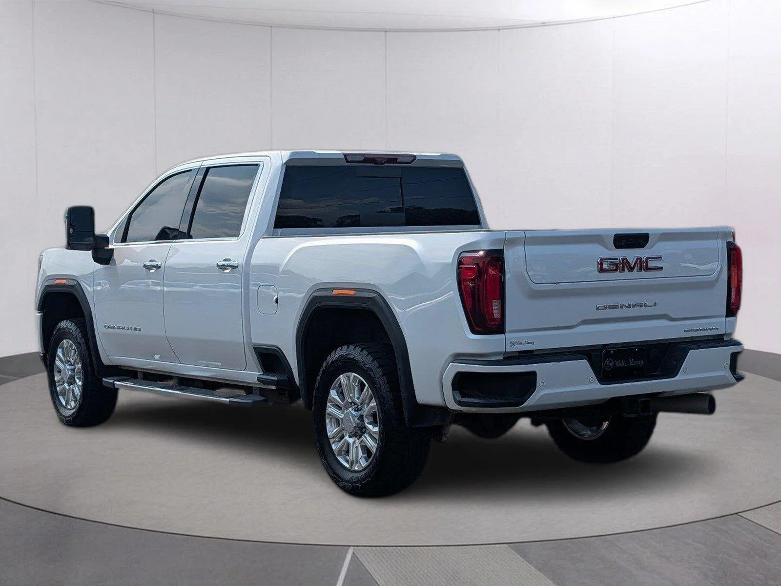 Used 2022 White Frost Tricoat GMC Denali image 3