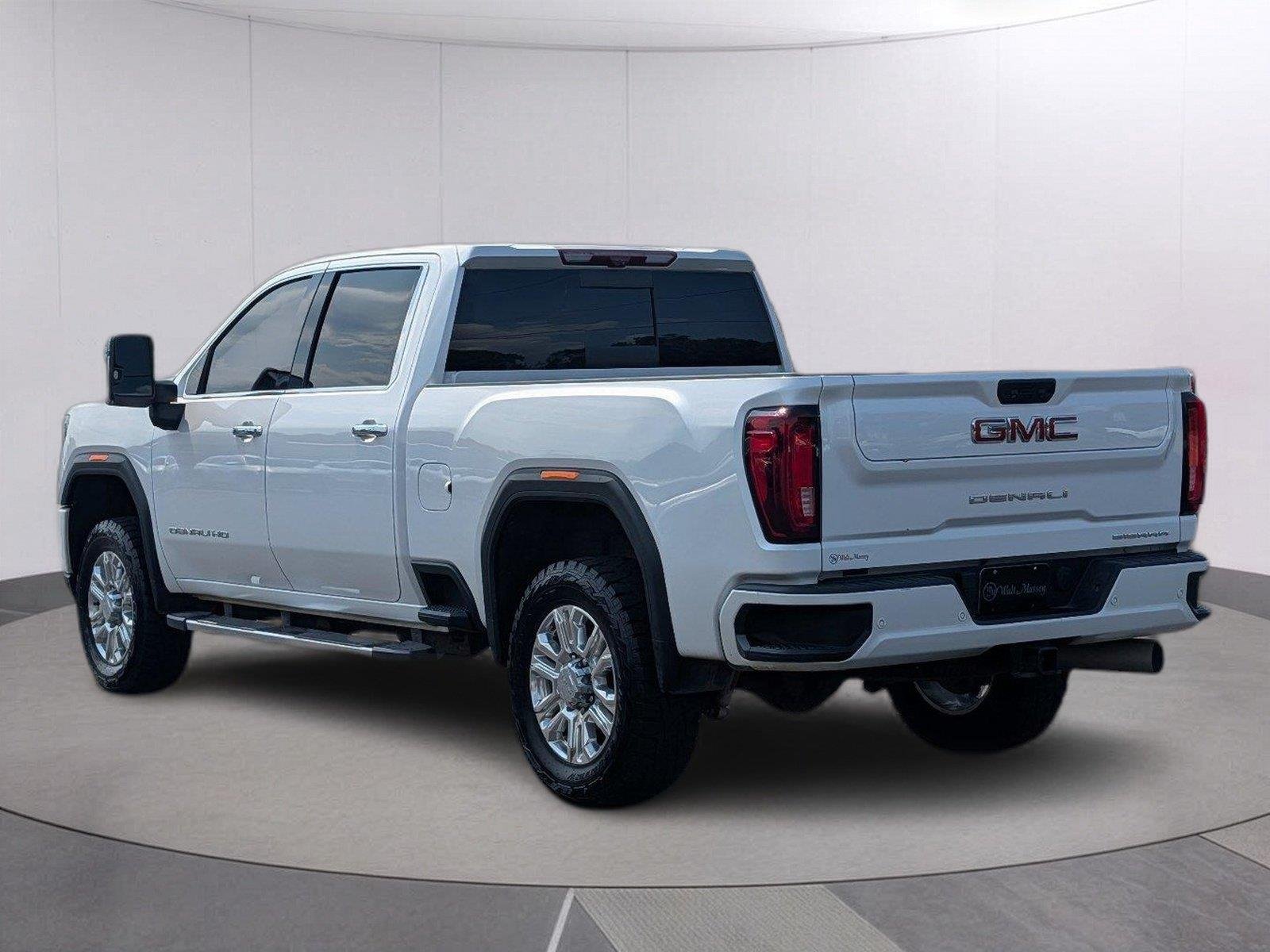 Used 2022 White Frost Tricoat GMC Denali image 3