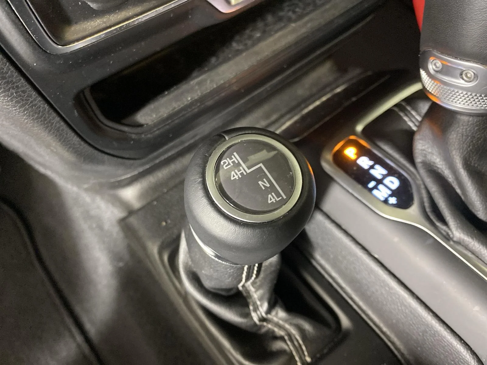 Used 2019 Hellayella Jeep Sahara image 25