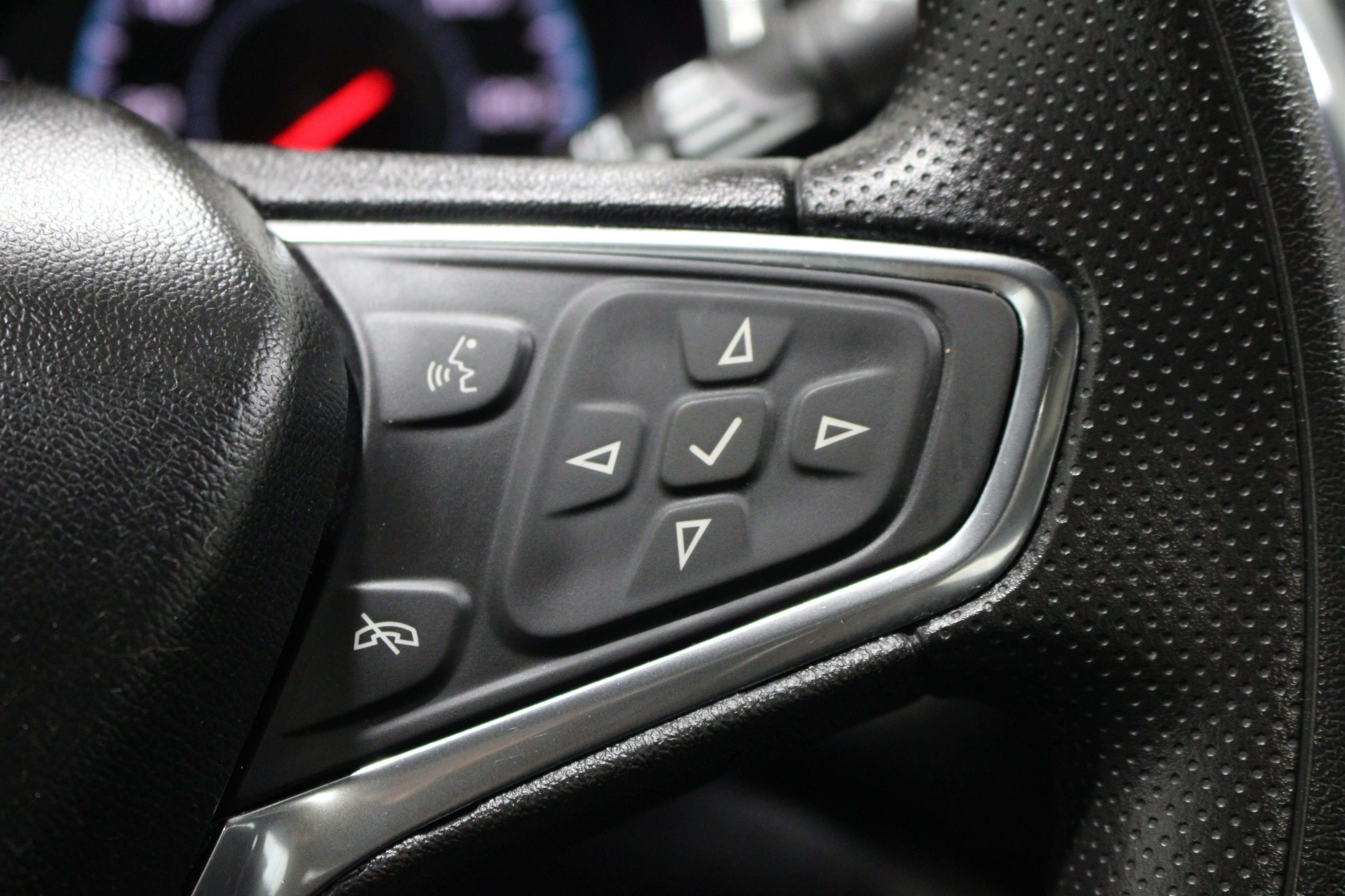 Used 2020 Shadow Gray Metallic Chevrolet LT image 13