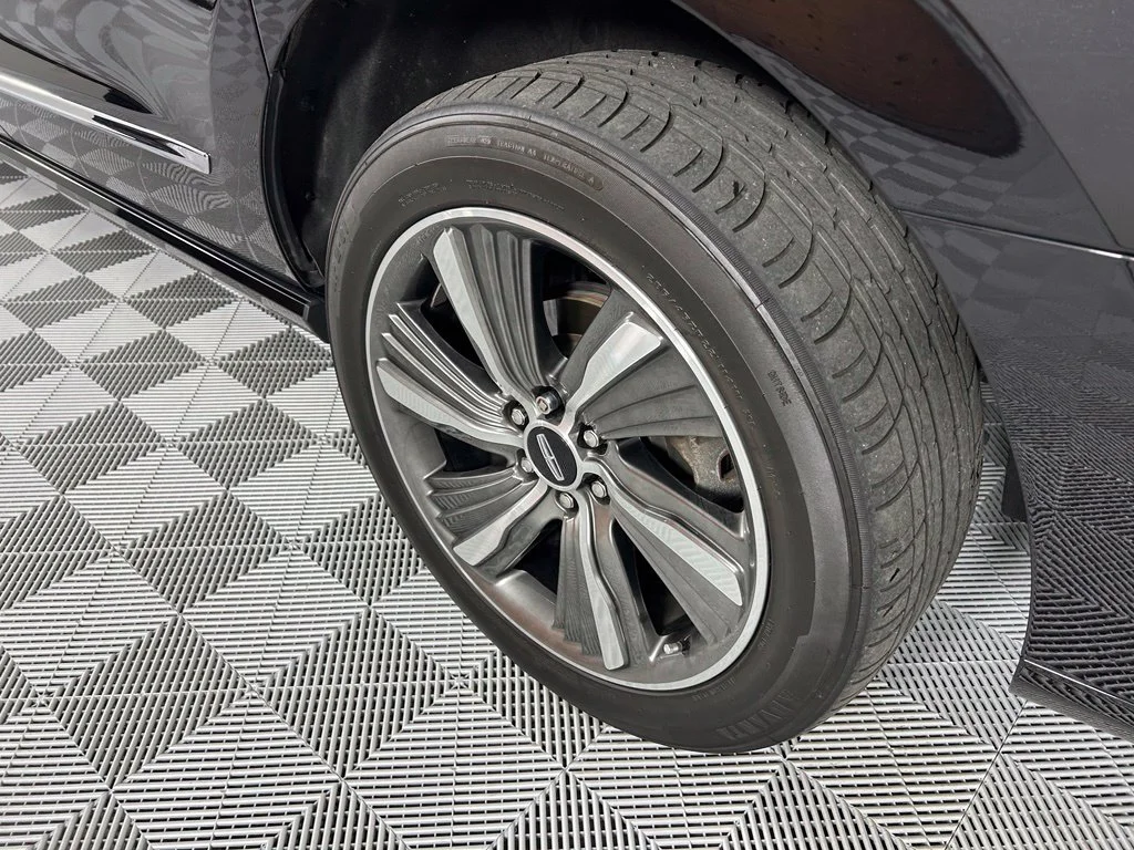 Used 2019  Lincoln Reserve image 24