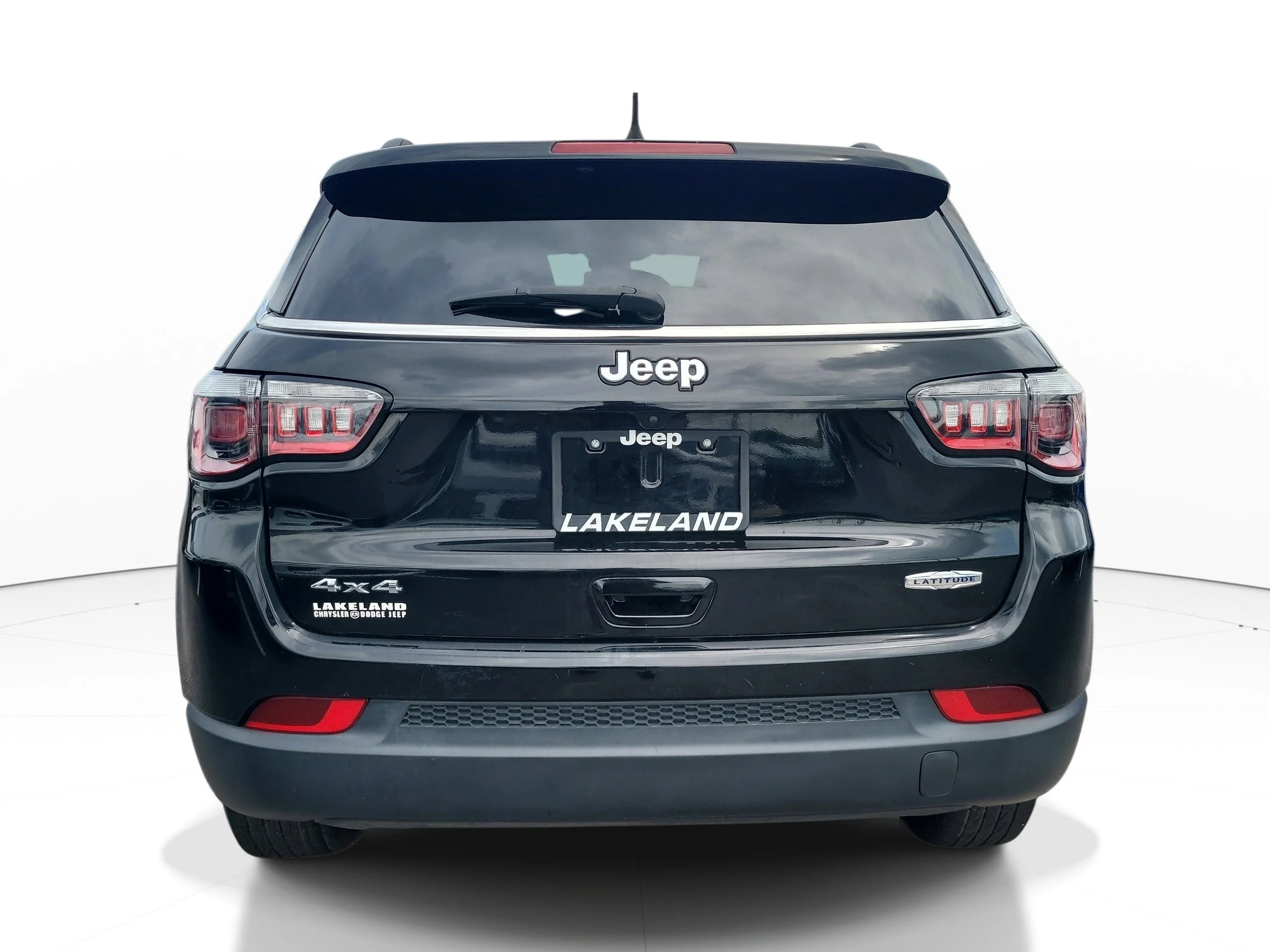 Used 2023 Diamond Black Crystal Pearlcoat Jeep Latitude image 5