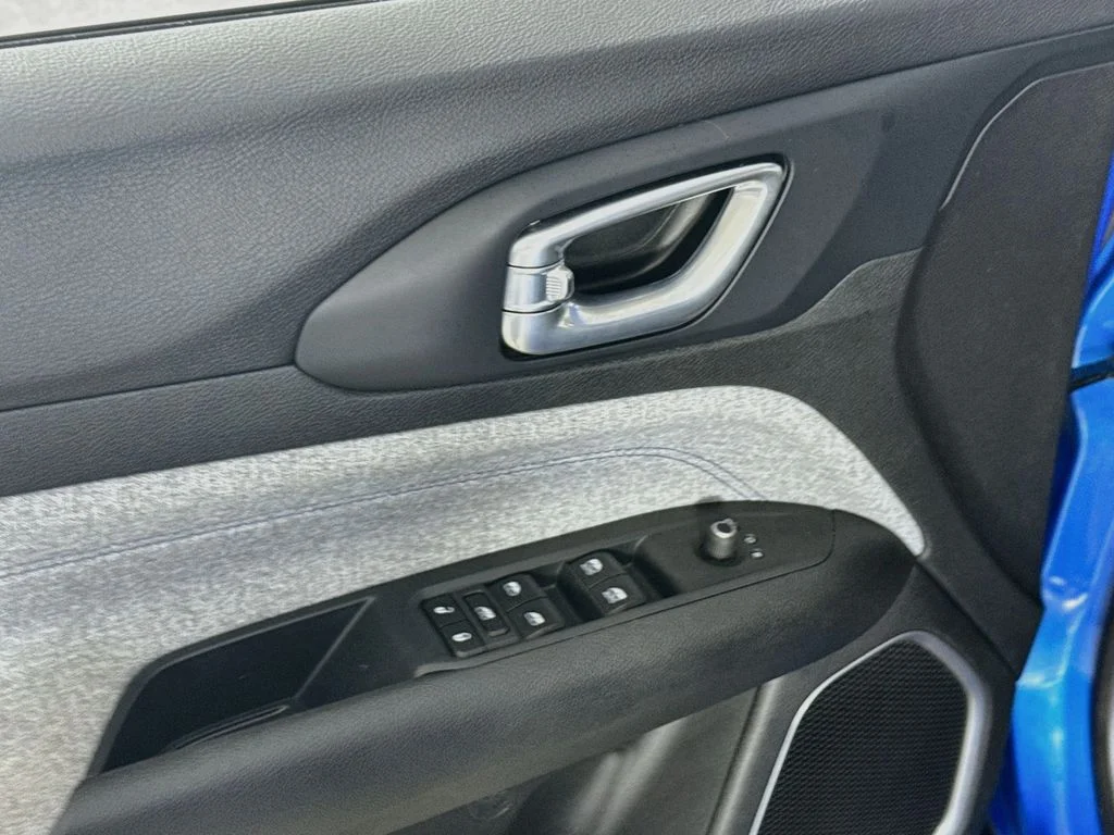 Used 2023 Laser Blue Pearlcoat Jeep Latitude image 21