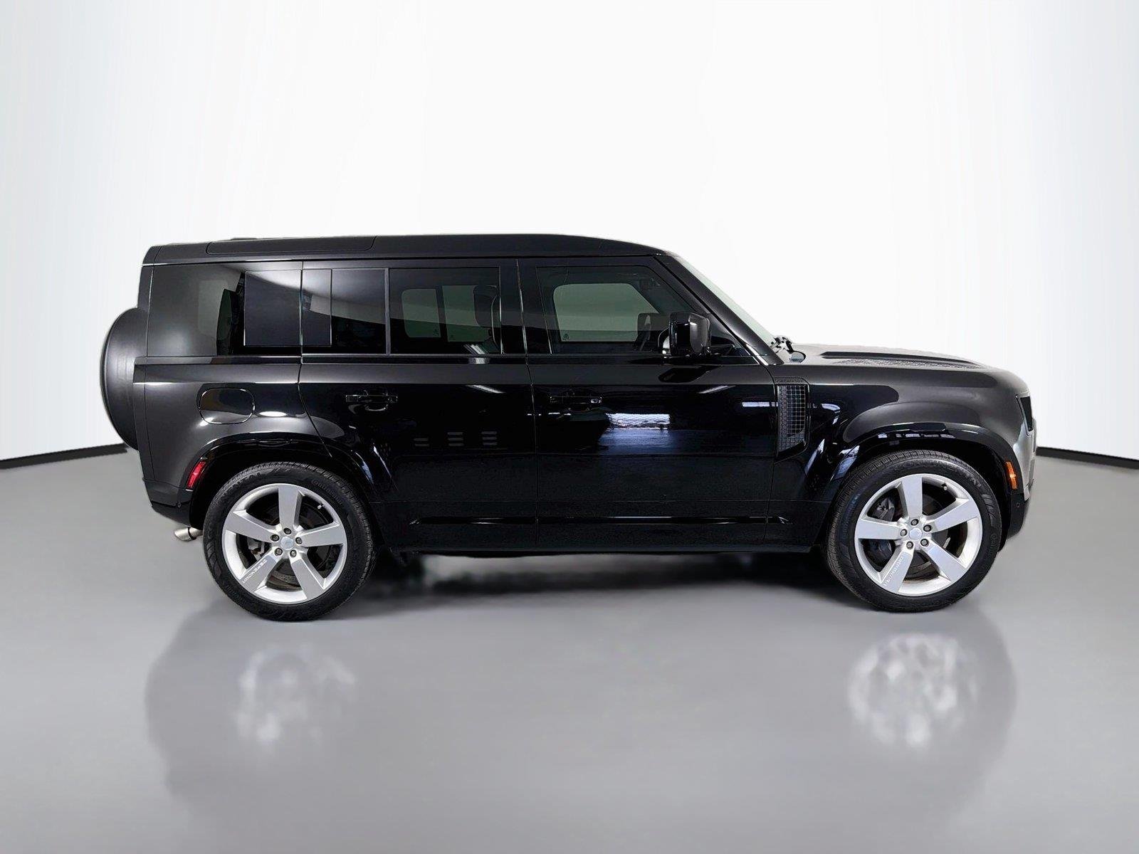 Certified Used 2025 Santorini Black Land Rover X-Dynamic SE P500 V8 image 4