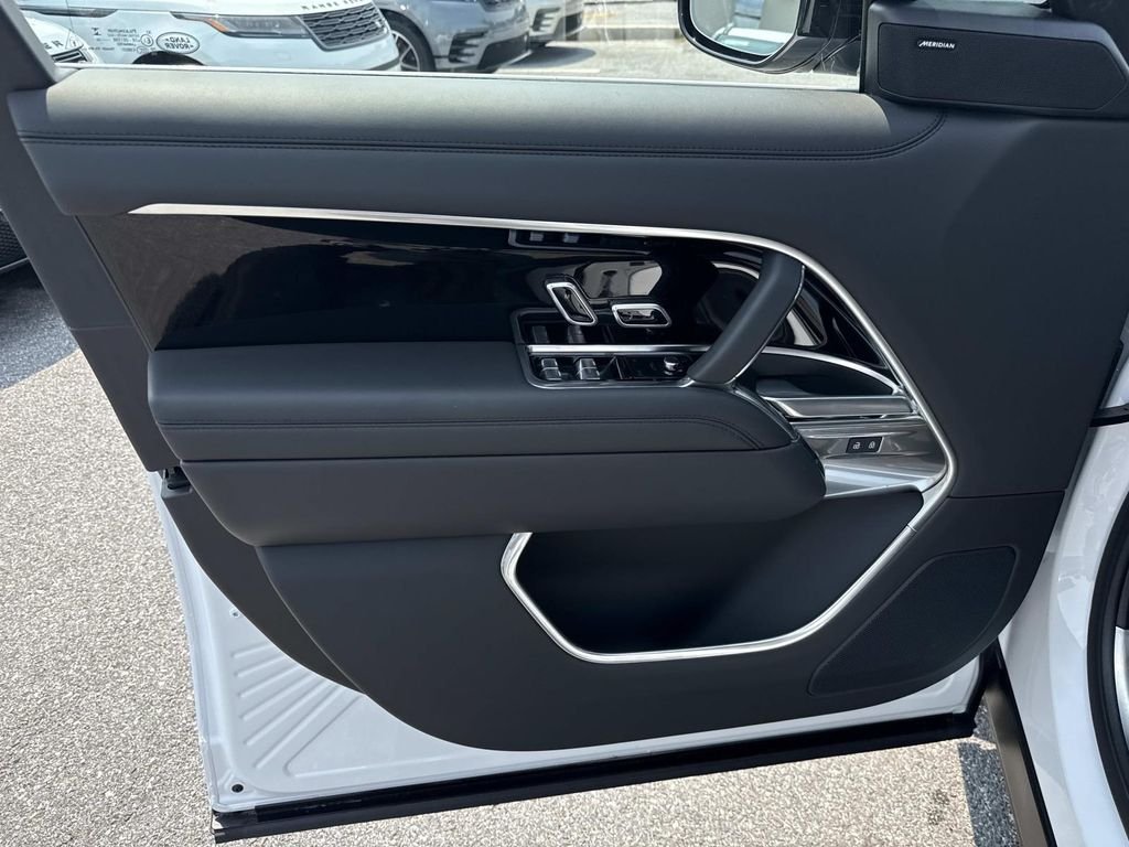 Used 2024 White Land Rover SE image 19