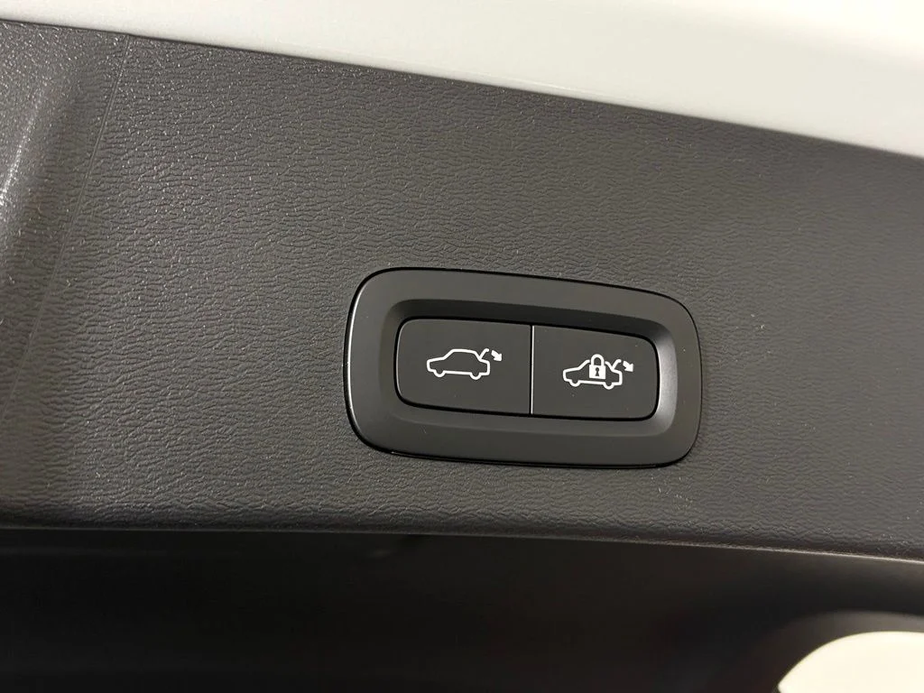 New 2026 White Volvo B5 Core image 38