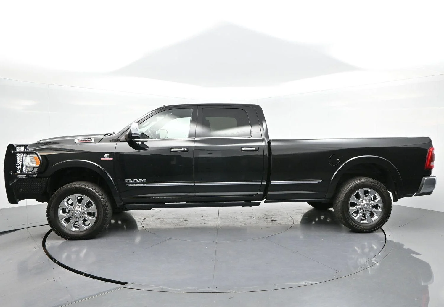 Used 2022 Diamond Black Crystal Pearlcoat Ram Limited image 4