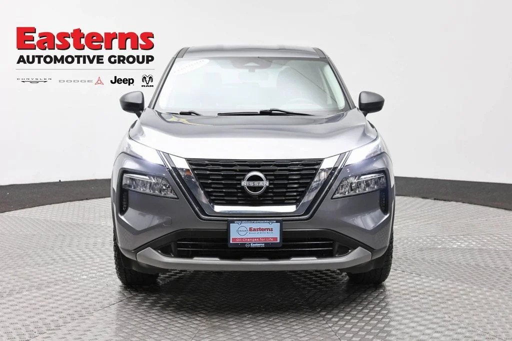 Used 2023 Gray Nissan SV image 2