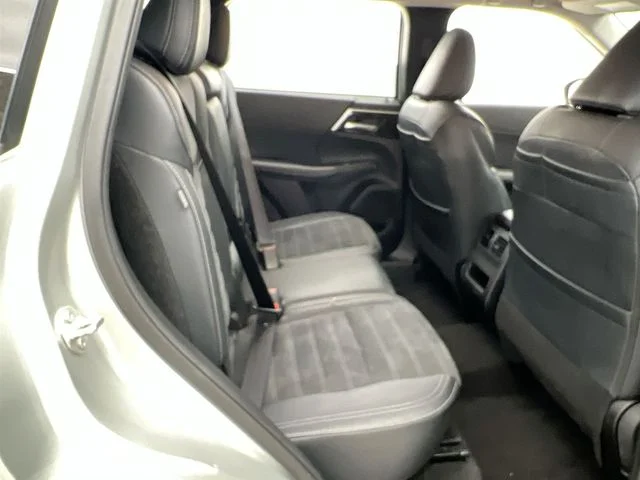 Used 2024 Silver Mitsubishi SE image 17