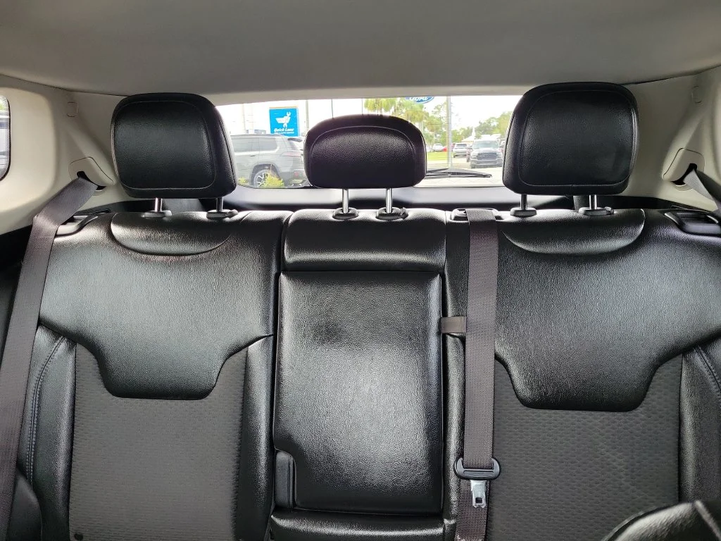 Used 2022 White Jeep Latitude image 17