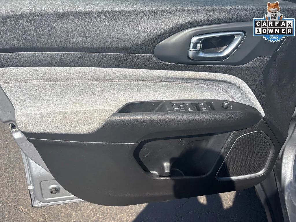 Used 2022 Silver Jeep Latitude Lux image 10