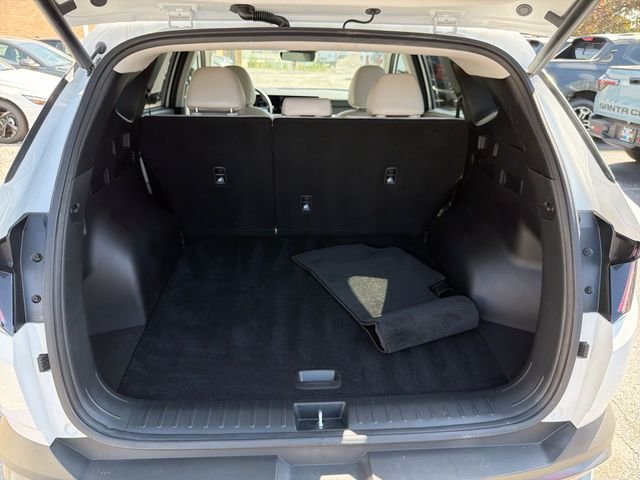 Used 2025 White Hyundai SEL Convenience image 23