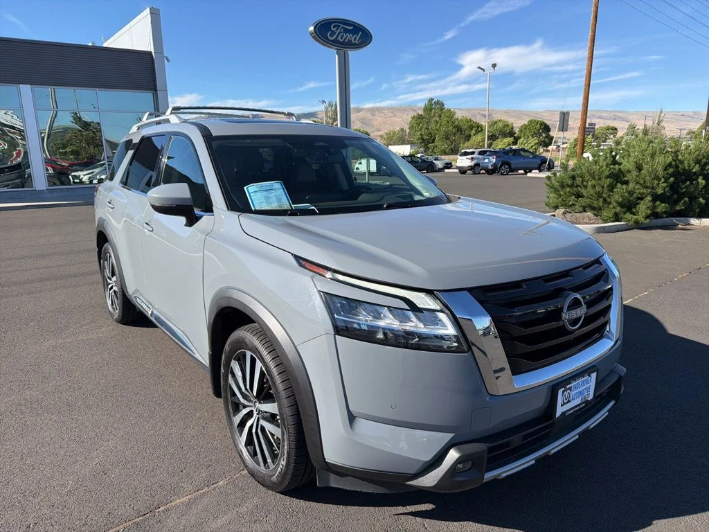2023 Nissan Pathfinder Platinum 4WD's photo