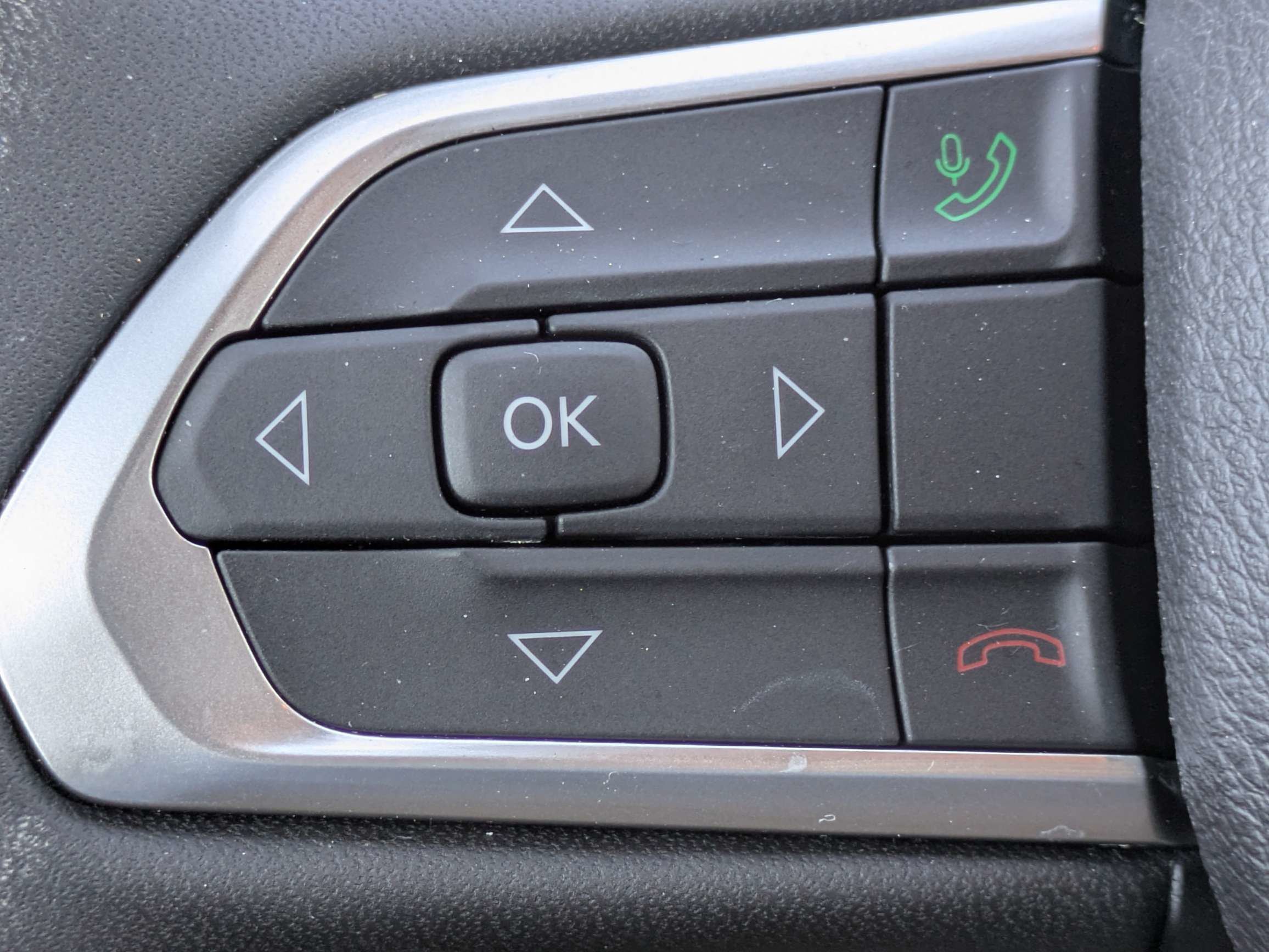 Used 2024 Diamond Black Crystal Pearlcoat Jeep Trailhawk image 24