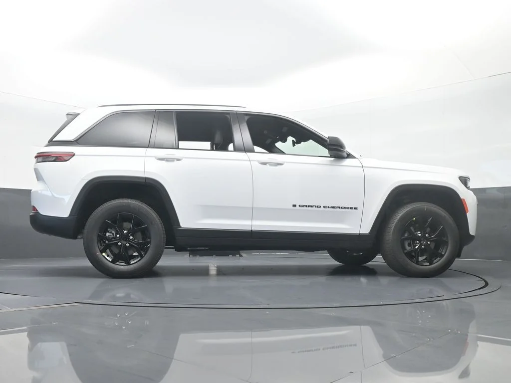 New 2026 Bright White Clear-Coat Exterior Paint Jeep Laredo image 60