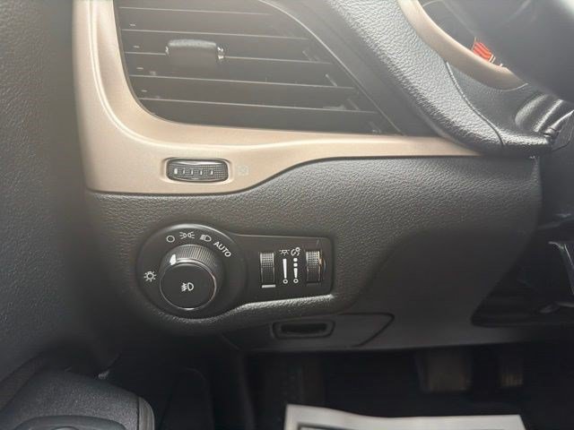 Used 2015 True Blue Pearlcoat Jeep Latitude image 28
