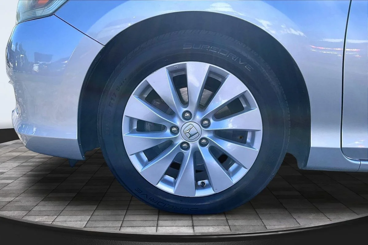 Used 2013 Silver Honda EX-L image 35