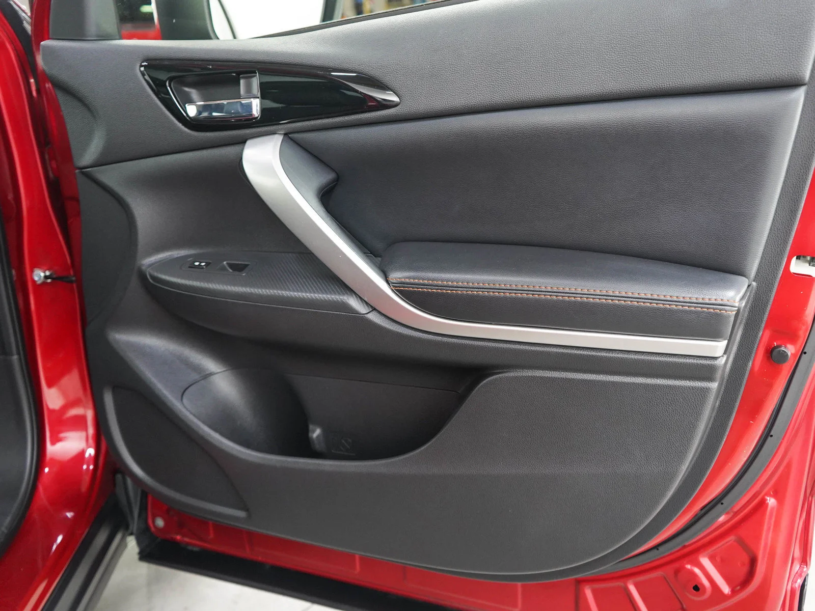 Used 2018 Red Mitsubishi SEL image 9