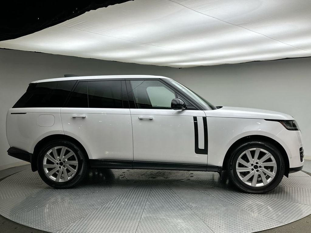 New 2026 Ostuni Pearl White Land Rover SE image 4