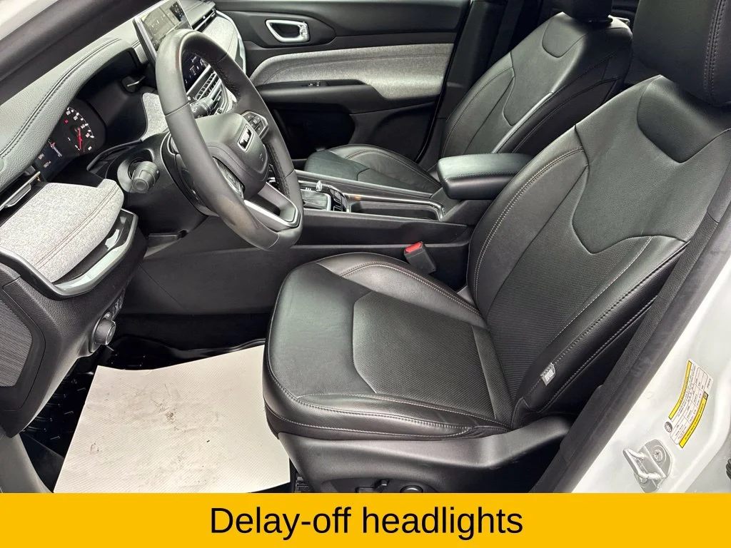Certified Used 2023 Bright White Clearcoat Jeep Latitude Lux image 27