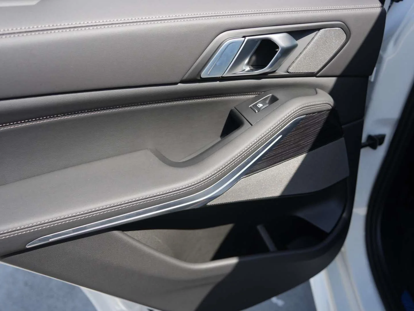 New 2026 Alpine White BMW sDrive40i image 8