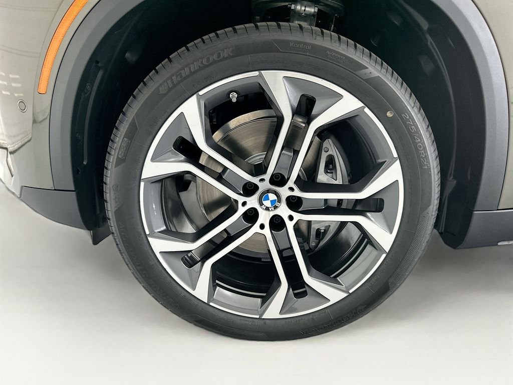 New 2026 Green Metallic BMW sDrive40i image 29