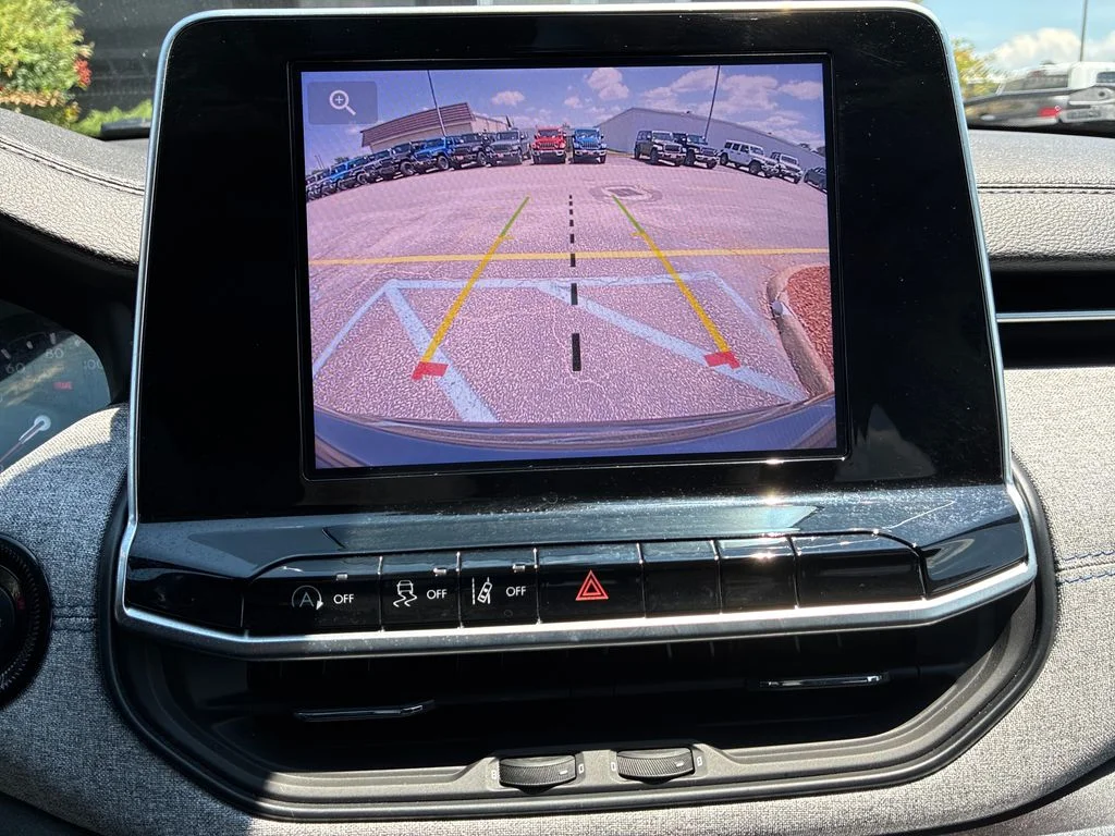 Used 2022 Gray Jeep Latitude image 22
