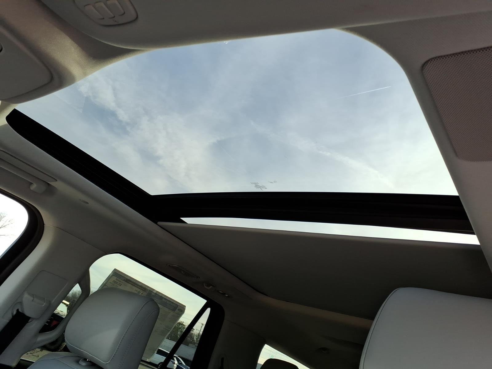 New 2025 Star White Metallic Tri-Coat Ford Platinum® MAX image 9