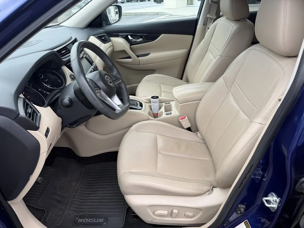 Used 2017 Caspian Blue Nissan SL image 4