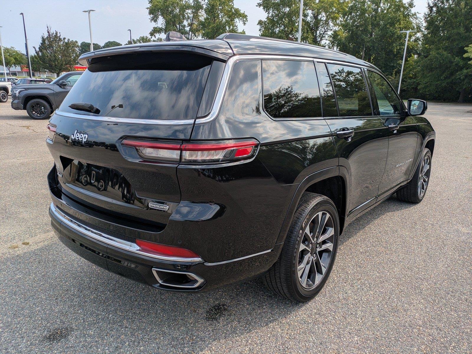 Used 2023 Diamond Black Crystal Pearlcoat Jeep Overland image 4