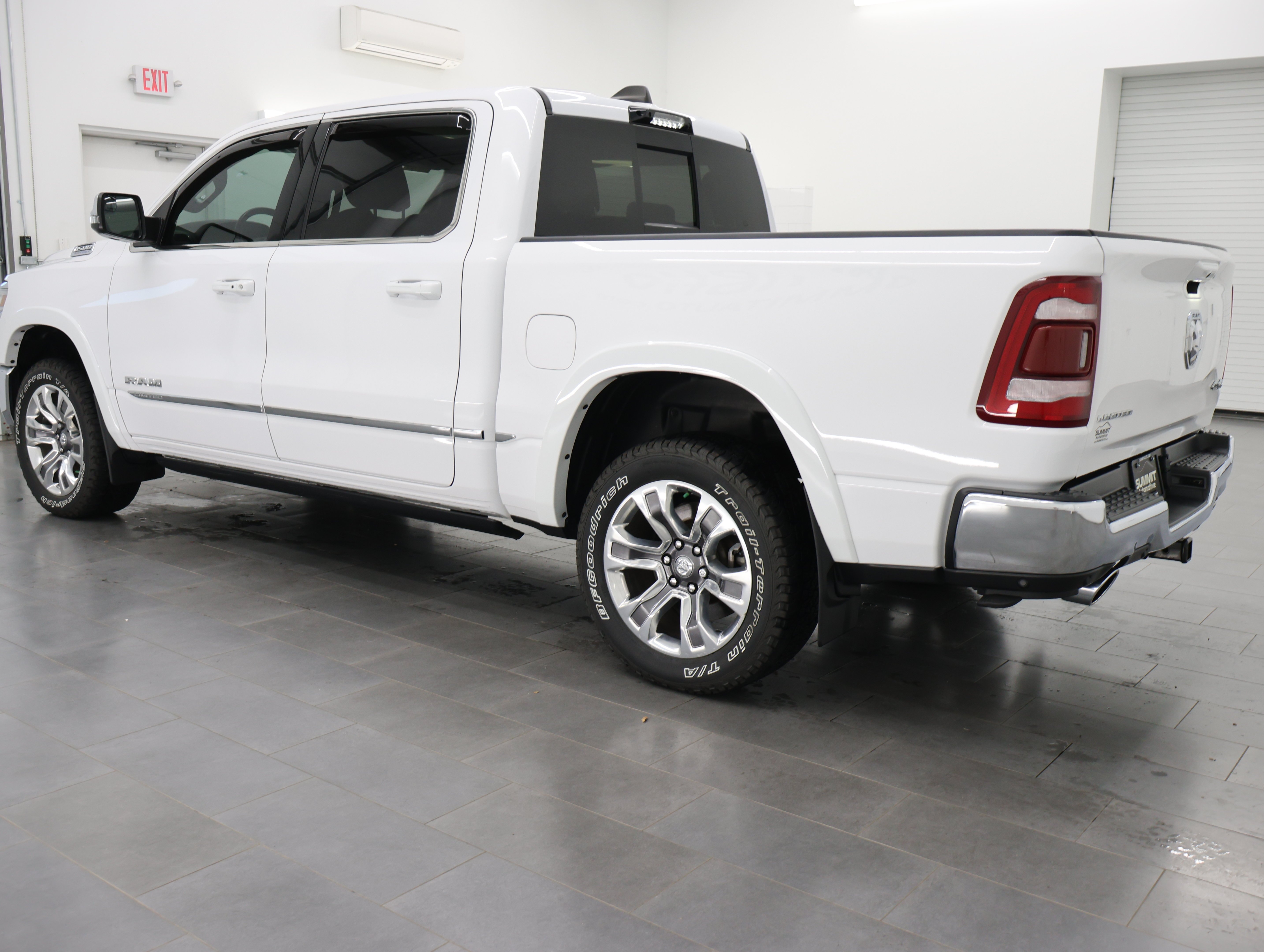 Used 2023 Bright White Clearcoat Ram 4x4 Crew Cab Limited: CREW-SHORT-LIMITED LVL 1-NAV-PANO-4WD-HEMI-360 CAM image 6